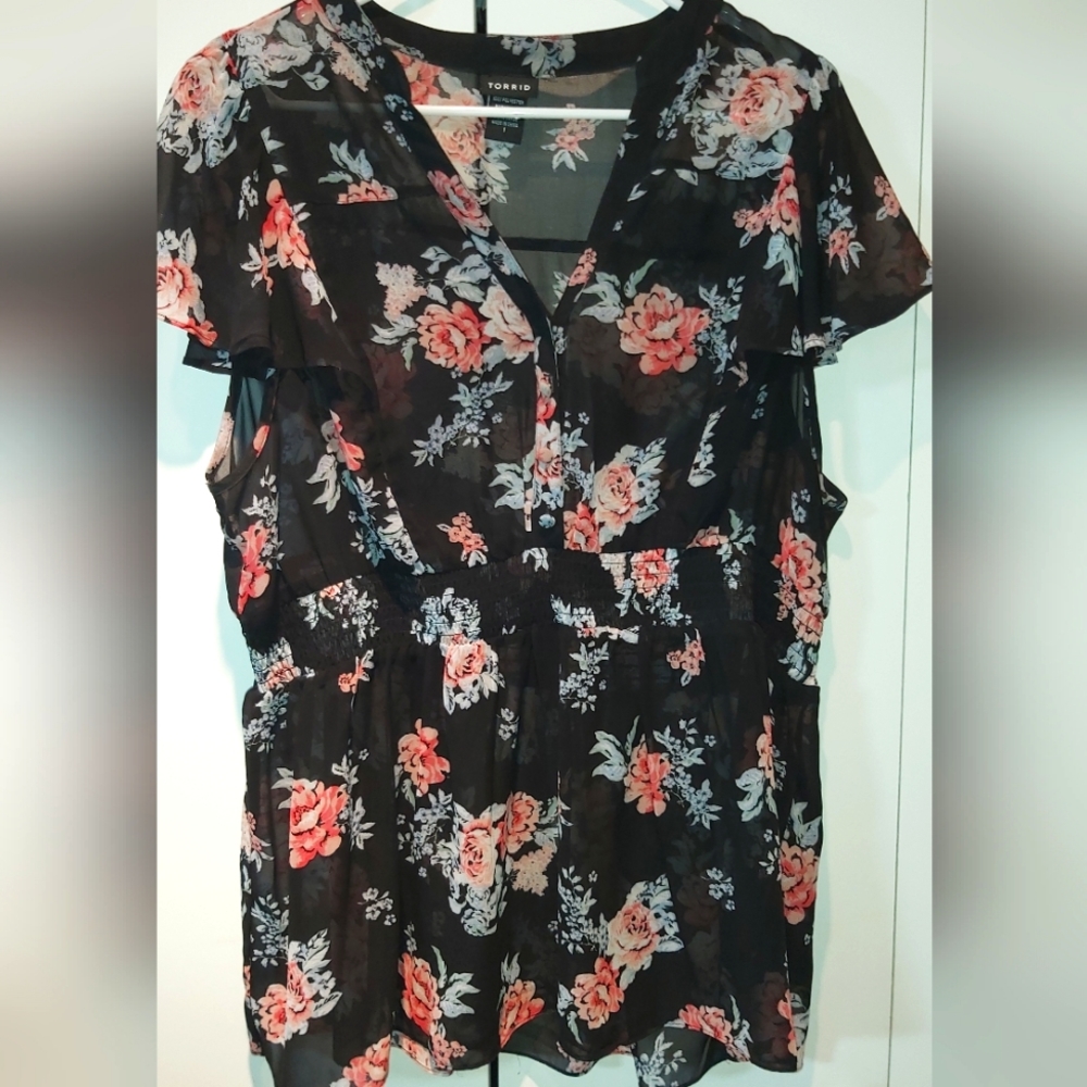 TORRID Ruffle Spring Short Sleeve Blouse Black/Pink 1X